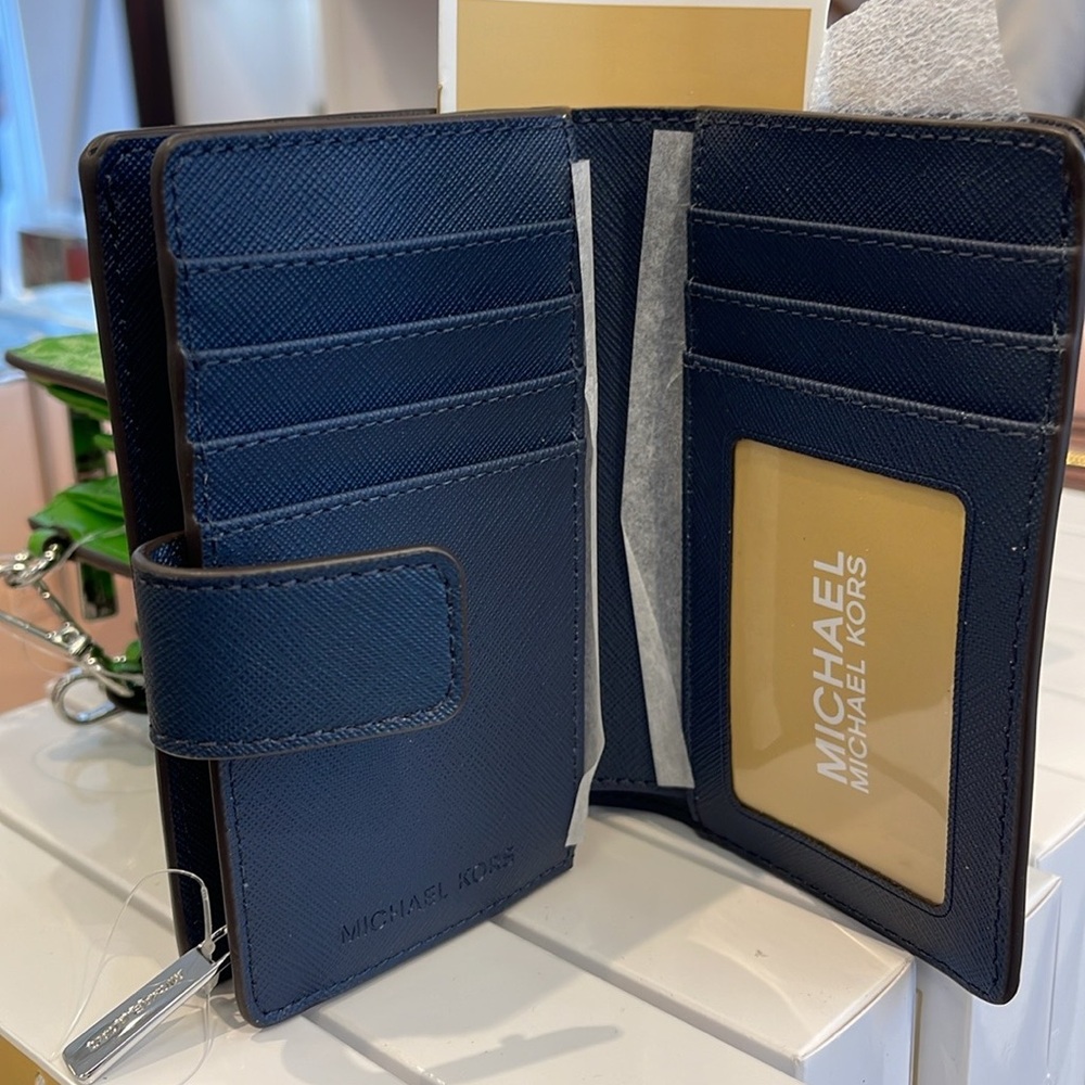 Michael Medium Crossgrain Leather Bifold Wallet
Navy
NWT - Picture 6 of 16